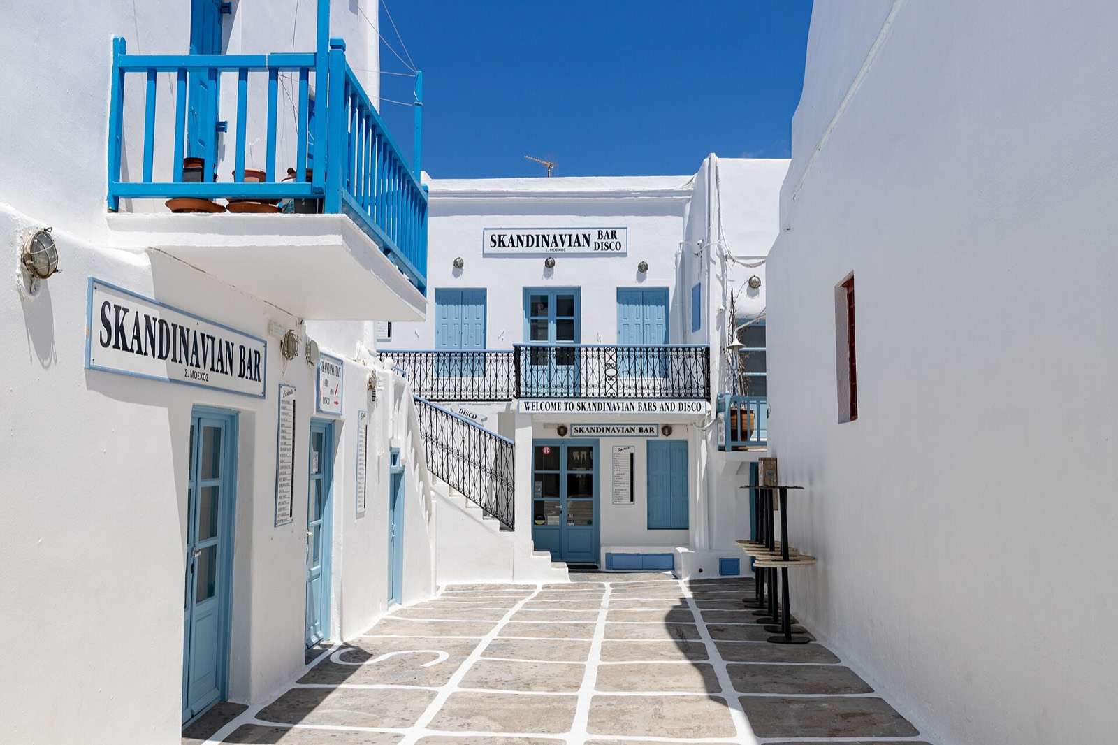 Cortile del bar Skandinavian a Chora