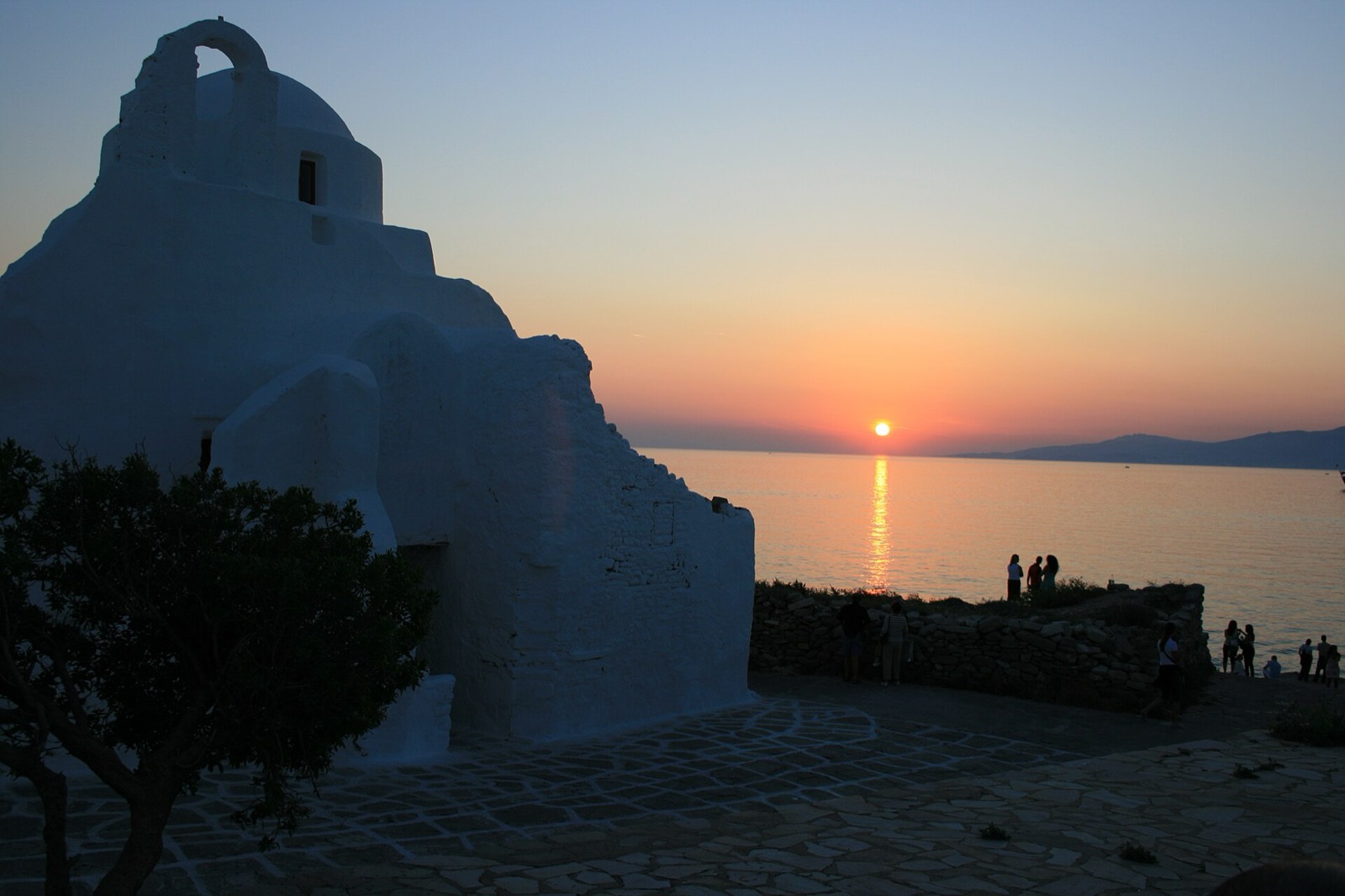 Luce del tramonto sulla chiesa di Paraportiani